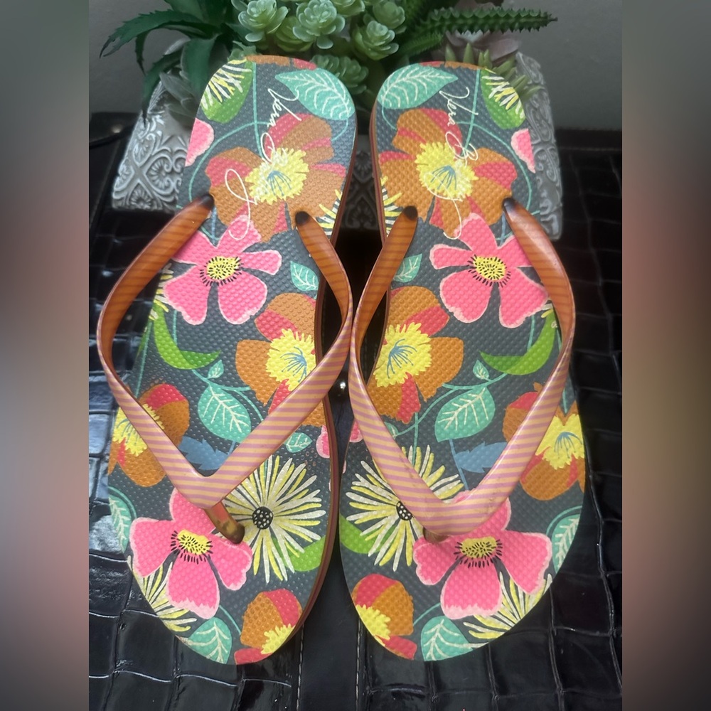 Vera Bradley floral flip flops Women’s Size 7-8
